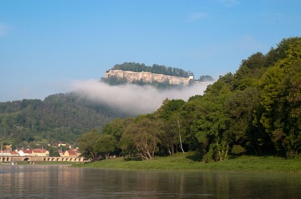 Festung Koenigstein von der Elbe aus am Morgen