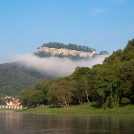 Festung Koenigstein von der Elbe aus am Morgen